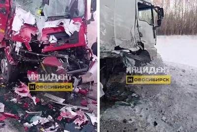Две фуры столкнулись на трассе под Новосибирском