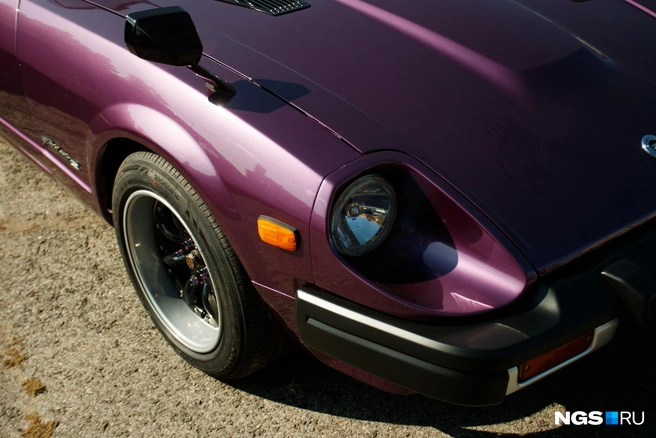 Яркая Nissan Fairlady 1979 год была в центре внимания на фестивале | Источник: Андрей Бортко / NGS.RU