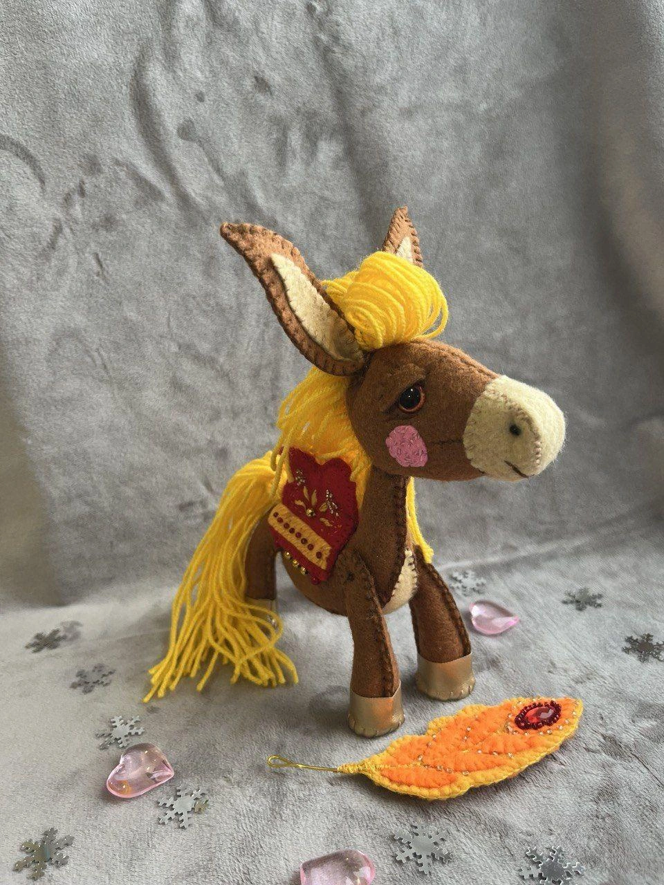 15-летняя Анна купила набор, чтобы сделать волшебного Конька-Горбунка и перо жар-птицы | Источник: Варвара / T.me