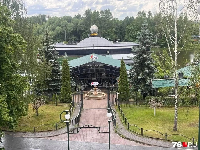 По данным 76.RU, клуб «Мед» экстренно закрылся из-за нарушений природоохранного законодательства. Арендатор по этой причине решил прекратить деятельность заведения  | Источник: Кристина Геворкян / 76.RU