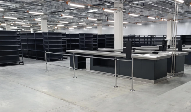 В зале будущего магазина в Новосибирске уже стоит торговое оборудование  | Источник: Стас Соколов / NGS.RU