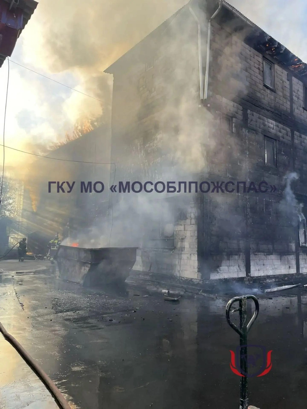 От здания валит черный дым | Источник: ГКУ МО «Мособлпожспас» / Telegram