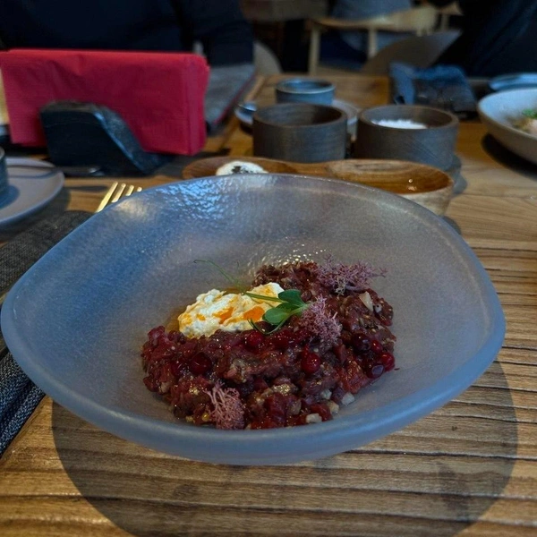 Тартар из ловозерской оленины с маринованными грибами и ягелем в ресторане современной северной кухни в Мурманске | Источник: Виктория Унон/ Редактор «Фонтанки»