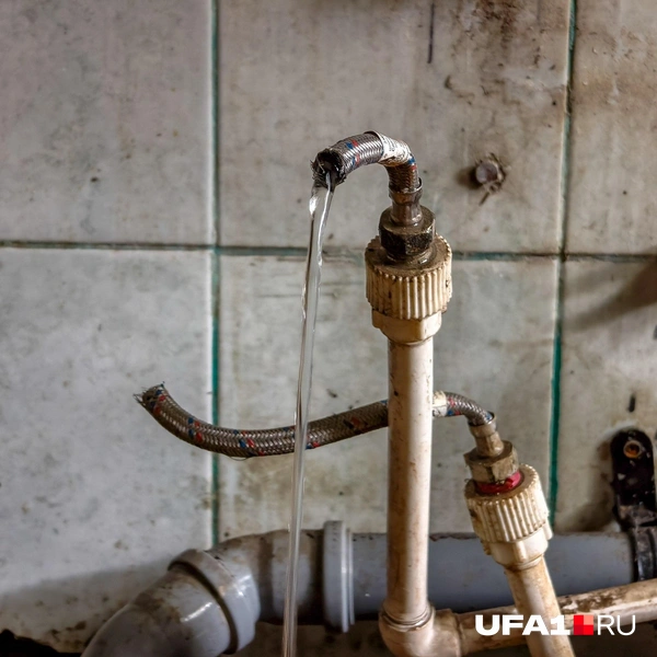 Труба течет, счетчик крутится… | Источник: Булат Салихов / UFA1.RU
