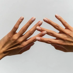 5 холодных оттенков лака для ногтей, которые визуально удлиняют пальцы