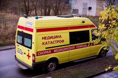 В Кемерове авто влетело в отбойник: водитель в больнице