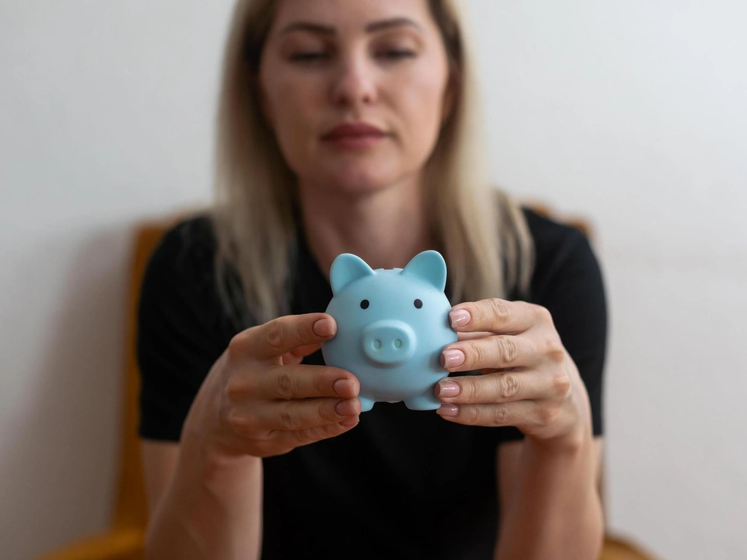 «Финансовые программы» из детства: как отношения с отцом влияют на ваш уровень дохода? | marieclaire.ru