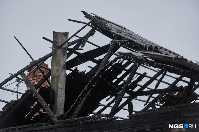 На пожаре работали 9 человек и 4 единицы техники | Источник: Александр Ощепков / NGS.RU