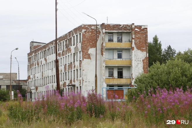 В Сопке несколько жилых пятиэтажек, детский сад, гостиница для военных и неиспользуемые строения | Источник: Сергей Яковлев