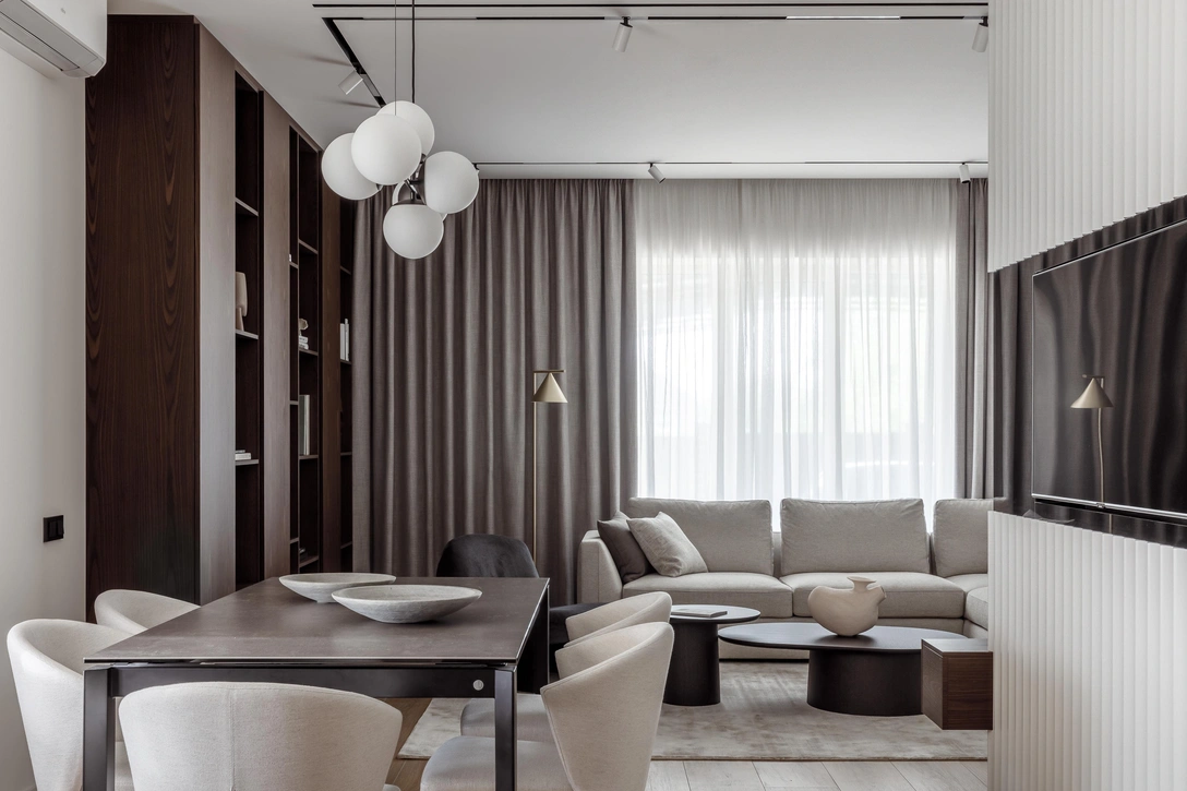 Кухня-гостиная. Столовая группа, Calligaris. На полу — ковер, Jacaranda. | Источник: Михаил Чекалов. Стиль: Кати Клее 