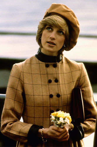 1982Принцесса в берете John Boyd и платье-пальто от Arabella Pollen во время визита в Уэльс.