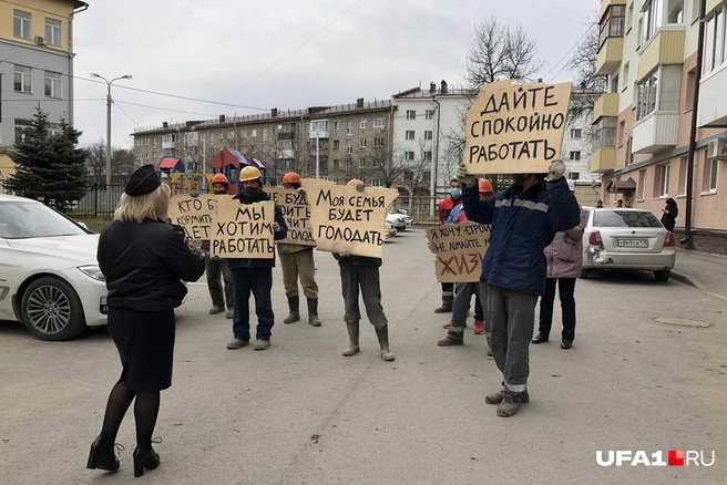 После предупреждений полицейских рабочие покинули двор, где сами же и возводят небоскреб
