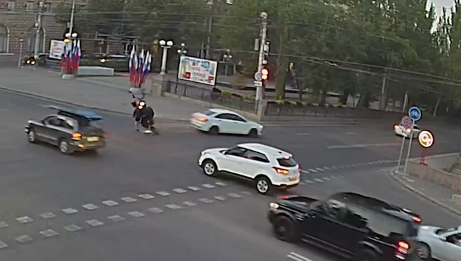 В центре Волгограда мотоциклист взлетел в воздух из-за аварии — видео | Источник: ГУ МВД России по Волгоградской области