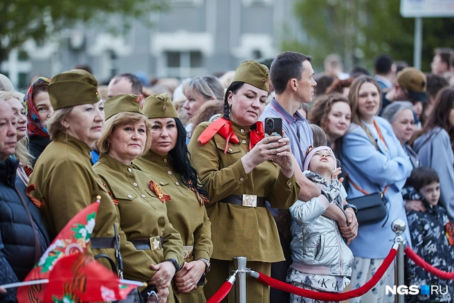 К 6 утра на Красном проспекте у здания правительства собрались сотни горожан, присутствующие рассказывают, что мероприятие пропустить не могли, отмечают, что необходимо помнить о подвиге | Источник: Александр Ощепков / NGS.RU