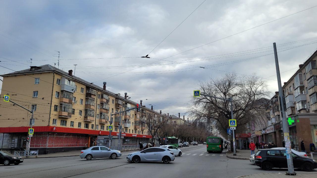 Они же огромные! Объясняем, зачем нужны трубы на крышах домов на улице 8 Марта