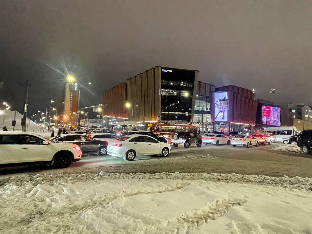 В центре Перми отключились светофоры. Всё стоит, вообще всё!