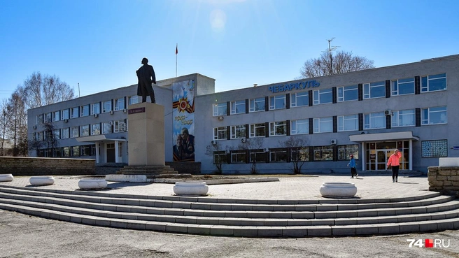 От города местами возникает стерильное впечатление. Например, главная площадь, на которую выходит мэрия, смотрится пустоватой и взгляд не цепляет | Источник: Артем Краснов