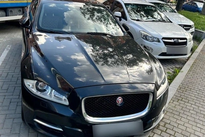 Лихач из Екатеринбурга лишился Jaguar из-за долгов на 7 млн