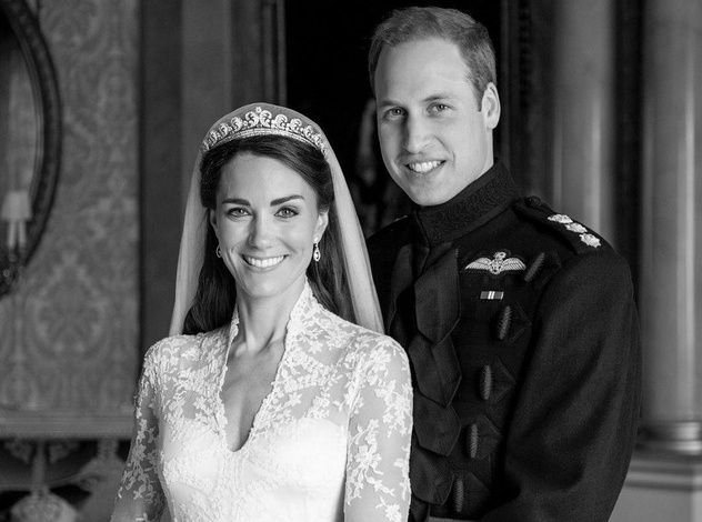 Старое фото в мрачных тонах: как выглядит портрет принца Уильяма и Кейт Миддлтон в честь годовщины (и почему он напугал поклонников)