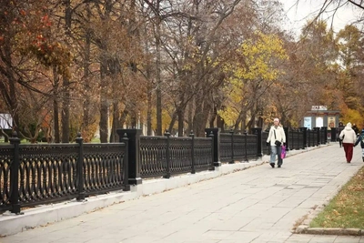 Ограждение Театрального сквера восстановили в Новосибирске