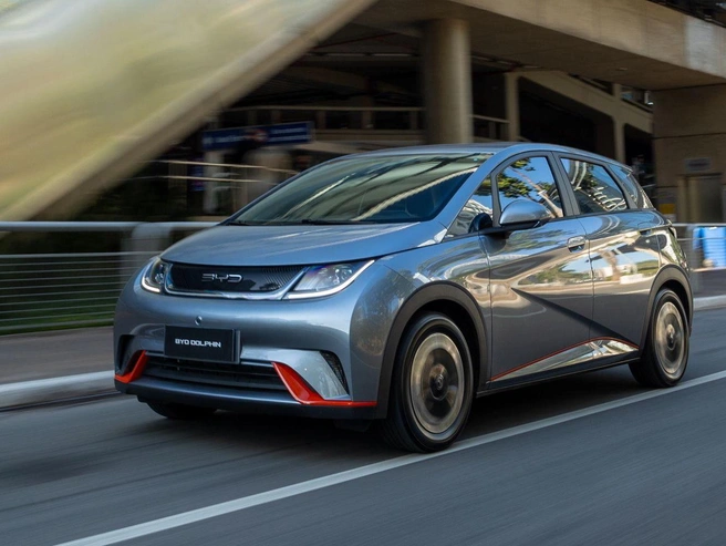Китайский BYD Dolphin является прямым аналогом «Атома» по типу кузова и размеру. | Источник: BYD