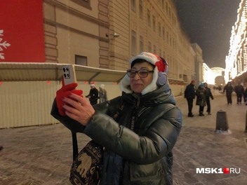 Туристы фотографировались на фоне зимних украшений | Источник: Михаил Мечев / MSK1.RU