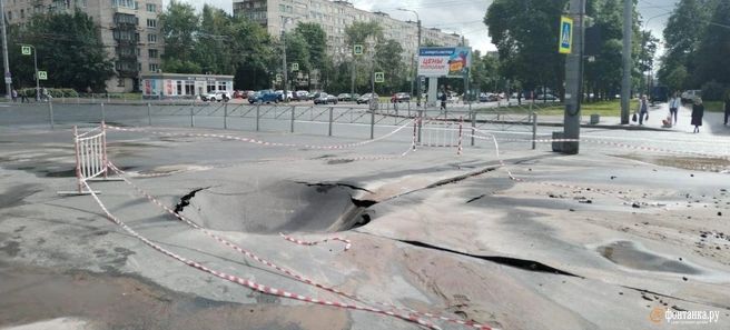 Испытания теплосетей на юге Петербурга пустили асфальт волной | Источник: читательница «Фонтанки» Светлана