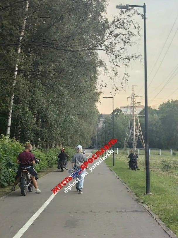 Подростки катались на питбайках по велодорожке | Источник: Жесть Ярославль / Telegram