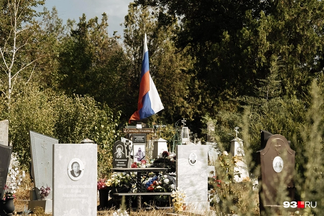 Кладбище небольшое, но среди захоронений уже есть могила участника СВО | Источник: Дарья Паращенко / 93.RU