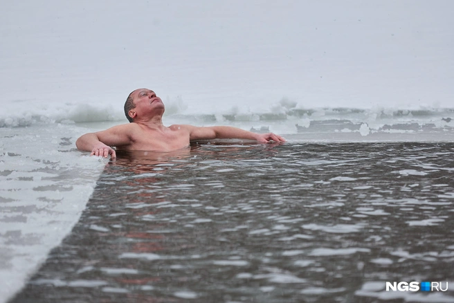 Сибиряки наслаждаются купанием | Источник: Александр Ощепков / NGS.RU