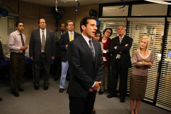 В основе сюжета — жизнь офиса фирмы по продаже бумаги Dunder Mifflin | Источник: кадр из сериала «Офис» (18+), реж. Грег Дэниелс, Пол Фиг, Рэндолл Айнхорн и др. (NBC, 2005–2013)