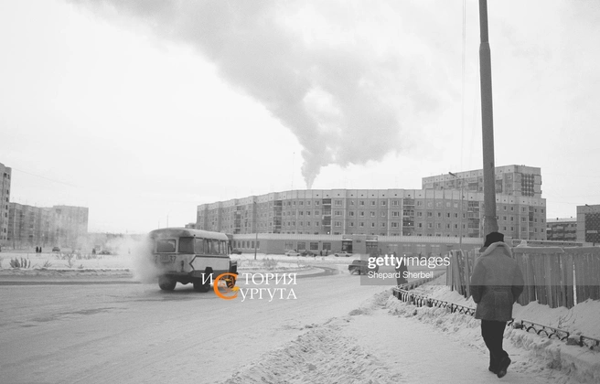 Узнаете кольцо Ленина? Так оно выглядело в 90-е годы. Сейчас в центре возвышается памятник основателям города | Источник: «История Сургута / Ретро Сургут» / Vk.com