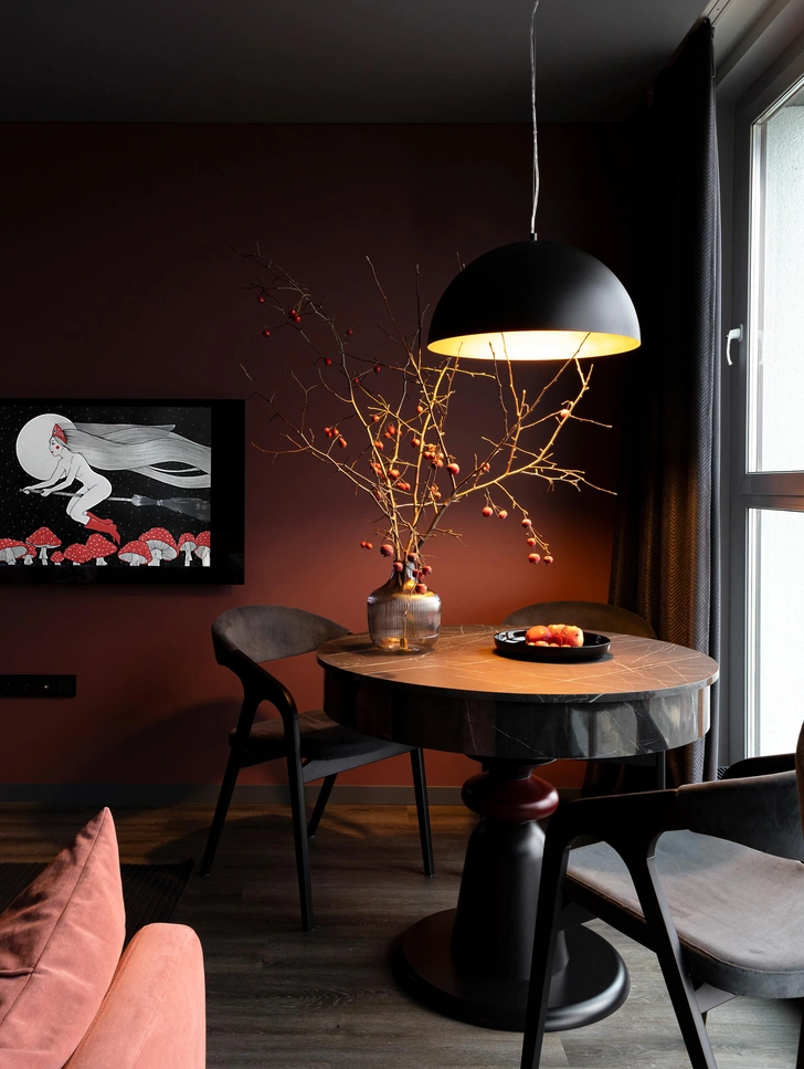 Картина, Яна Антонова. Подстолье, Sherwood. Стол, Elementi. Стулья, Дмитрий Вайтусенок. Свет, Eglo, ST Luce. | Источник: Виталина Ворошкевич. Стиль: Юлия Поздняк