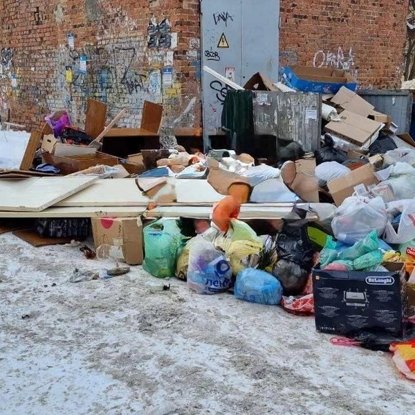 Улица Победы 40/2 — мусор здесь вывозят ежедневно, но местные жители всё равно жалуются на горы пакетов и коробок, которые каждый день вырастают из-за расположенных по соседству магазинов | Источник: «Спецавтобаза»