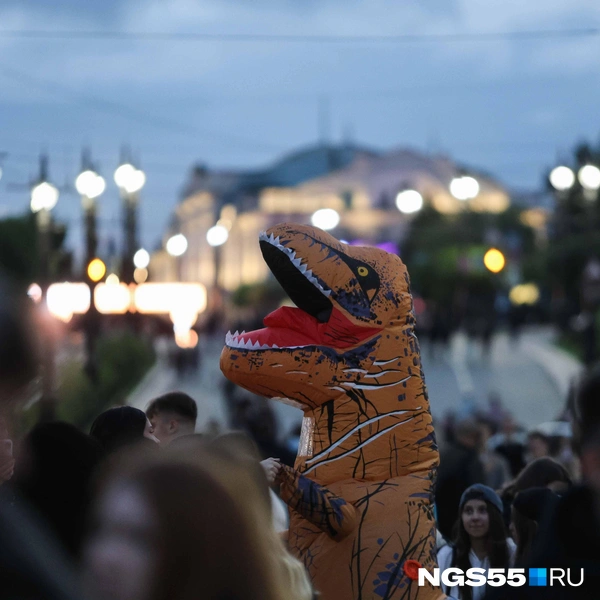 В толпе продолжает куражиться динозавр | Источник: Евгений Софийчук / NGS55.RU