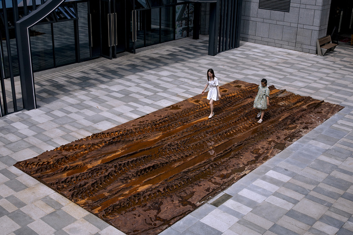 В Китае сделали арт-объект в виде грязной дороги из кортеновской стали
