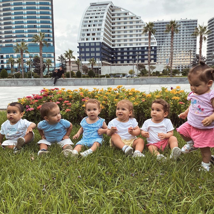 undefinedДети</strong> — это самое большое счастье для многих людей. Они наполняют нашу жизнь радостью, смехом и любовью. Одной такой счастливой маме из России снова подарили возможность испытать это счастье — ее <strong>22-й ребенок</strong> только что появился на свет.»></p>
<p>Как рассказала мать семейства, она и ее супруг решили <em>поехать</em> в другой город, чтобы рожать. Таким образом, они хотели обеспечить максимальный комфорт и удобства для всей семьи, ведь малышки являются их главным приоритетом.</p>
<p><img decoding=