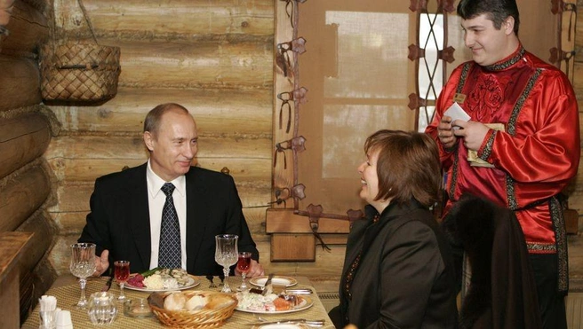 Владимир Путин и Людмила Путина в ресторане сибирской кухни «Ермак» в 2007 году | Источник: Kremlin.ru