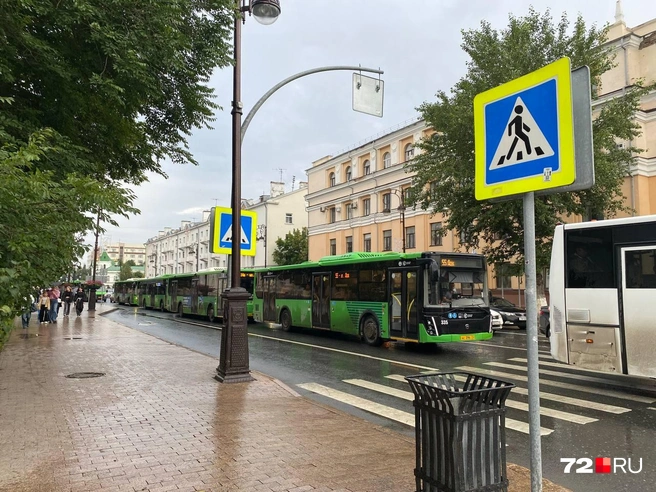 Автобусы сбились с графика и долго стоят в пробках. Пассажиры не выдерживают | Источник: Екатерина Бурлева / 72.RU