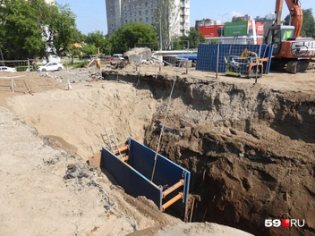 На срезе земли видно, что внизу остался старый слой асфальта | Источник: Кирилл Хафизов / 59.RU