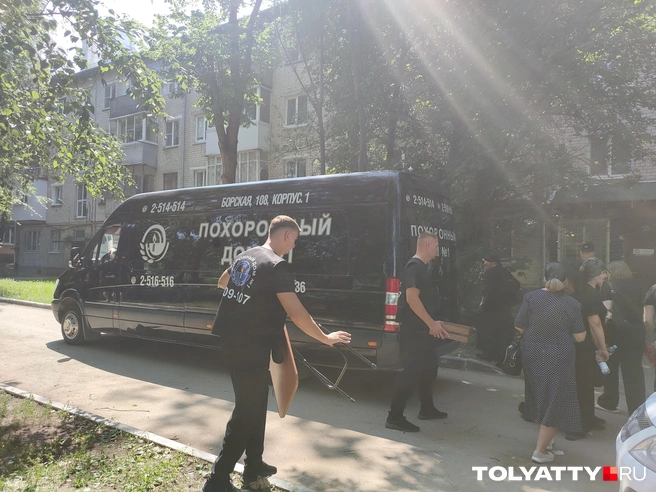 В катафалке рядом с гробом поехали самые близкие ребенка | Источник: Юлия Дроглева / tolyatty.ru