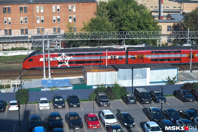По городу ходит поезд. Конечно, не стоит ни в каких пробках  | Источник: Игорь Мещанев / MSK1.RU