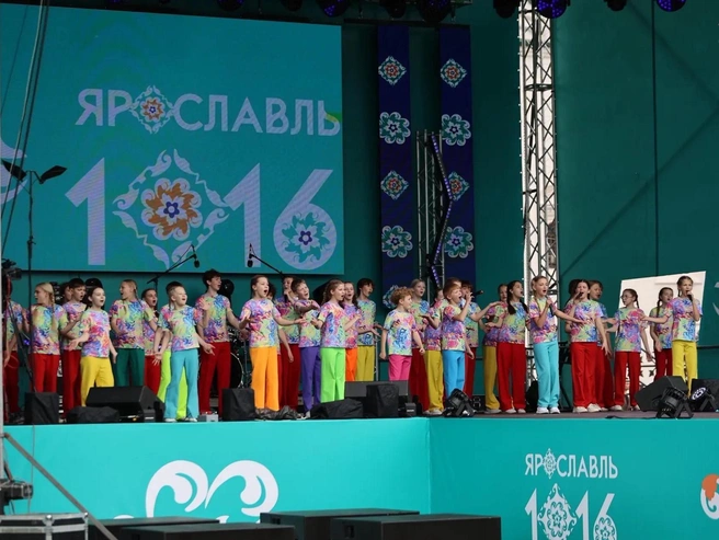 Выступления ансамбля «Веселая семейка» на сцене | Источник: Александр Куренной / 76.RU