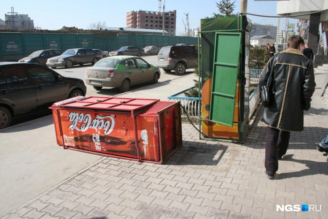Именно «Кока-Кола» первой заставила город своими холодильниками | Источник: Стас Соколов / NGS.RU