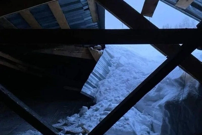 Крыша дома в Ленинске-Кузнецком обвалилась из-за снега