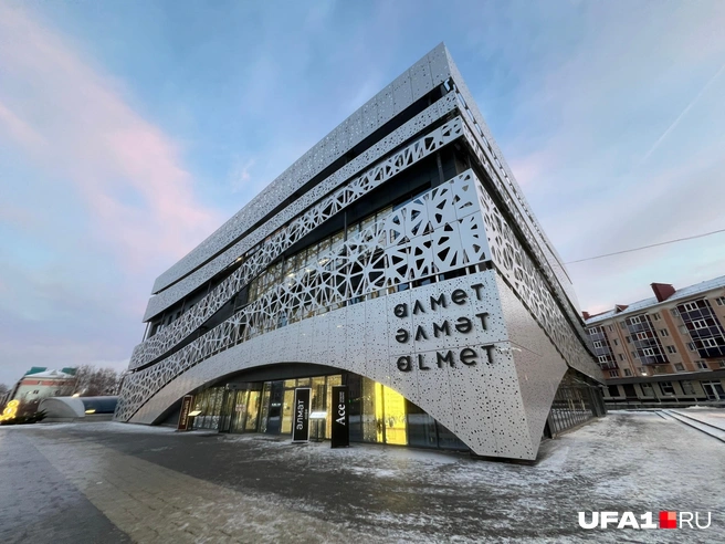 На фасаде&nbsp;— сокращённое название города | Источник: Андрей Бирюков / UFA1.RU