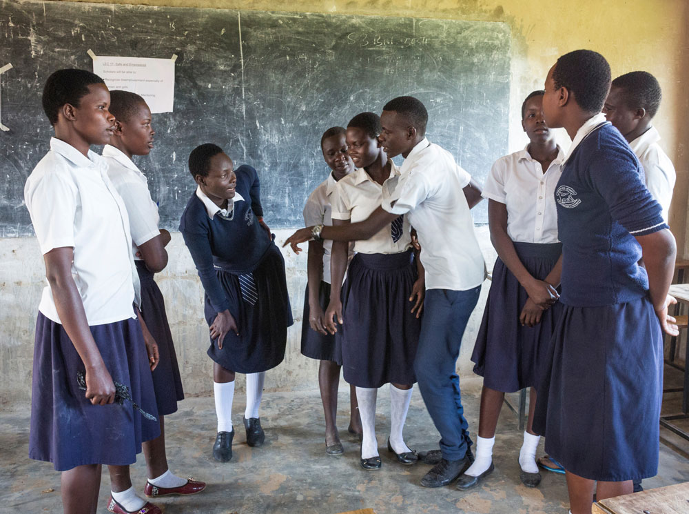 Школьники Уганды, участвующие в курсе Educate! | Источник: Andrea Borgarello