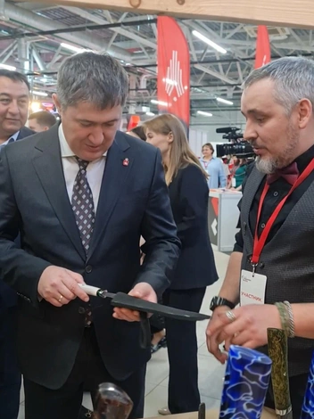 Губернатор Прикамья Дмитрий Махонин не смог пройти мимо изделий кузнеца | Источник: Сергей Гаргалык / vk.com