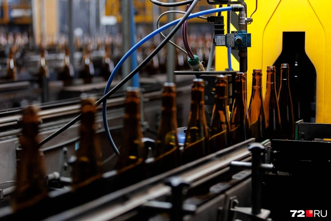 Температура бутылки после выдувания — 1000+ °С. После того как стекло остыло и затвердело, специальные аппараты проверяют бутылки на наличие дефектов | Источник: Ирина Шарова / 72.RU
