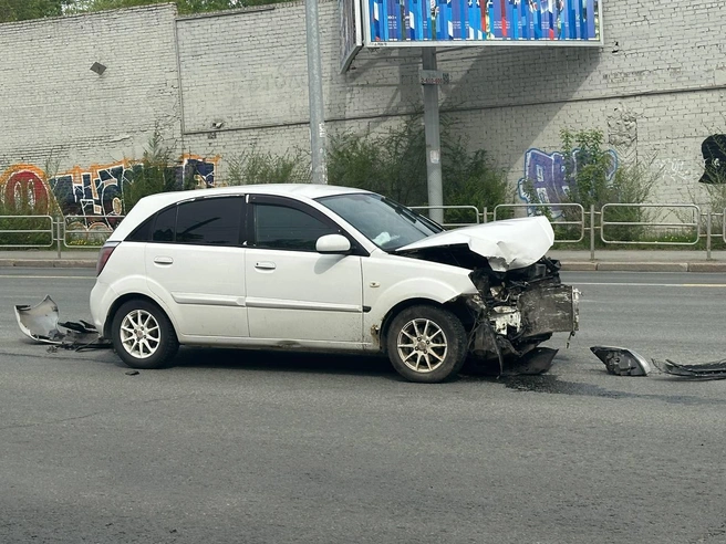 Травмы получил водитель белой Kia Rio | Источник: Госавтоинспекция Челябинска